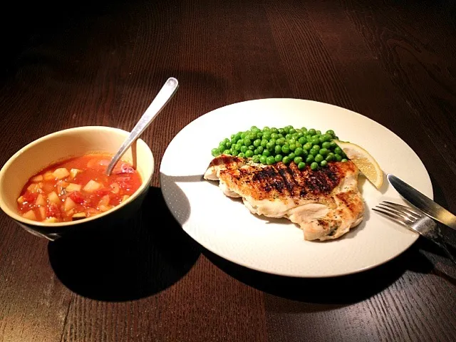 Snapdishの料理写真:鶏胸肉のカリカリ焼きと、エビ殻出汁のスパイシートマトスープ。今夜も凹んでいるけど食べるψ(｀∇´)ψ|rina matsunagaさん