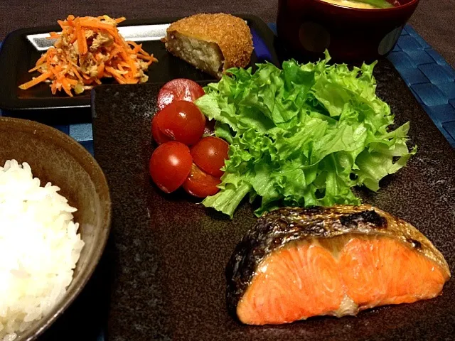 手抜き夕飯 塩鮭・ニンジンとツナのサラダ・コロッケ（竹園）|ちび隊長さん