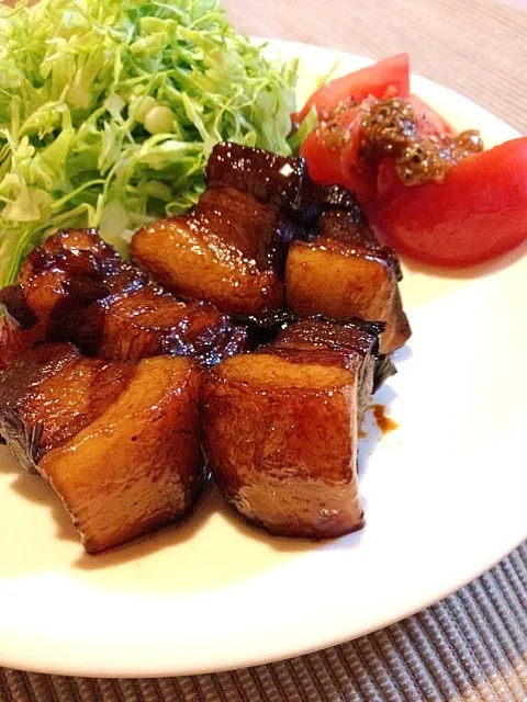 紅焼肉 ＆ トマトの梅味噌和え|suzuさん