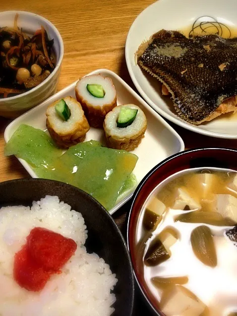 Snapdishの料理写真:カレイの煮付け/ひじき大豆/ちくわきゅう/刺身こんにゃく/豆腐の味噌汁/明太ごはん|なおさん