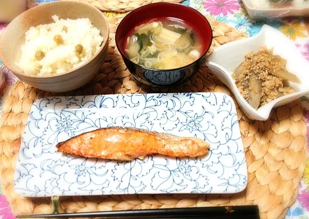 まめごはん♡塩鮭、鶏ごぼう、エノキのお味噌汁♡|Kaori Takedaさん