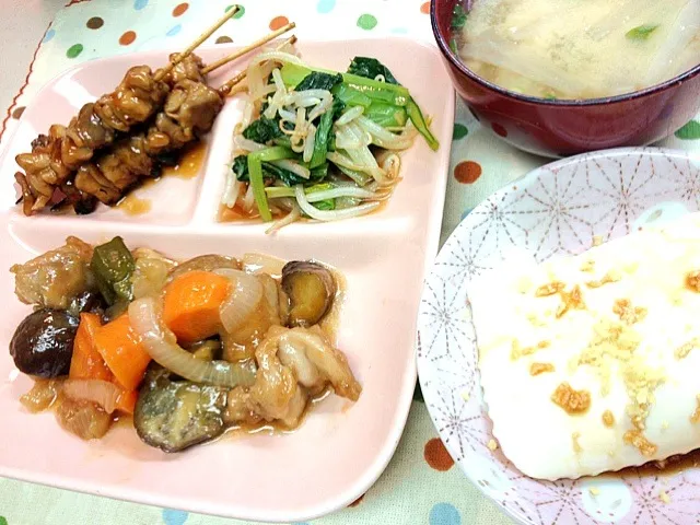 鶏肉の甘酢あんかけ、焼き鳥、小松菜とモヤシのおかか和え、冷や奴、大根の味噌汁|おおのさとみさん