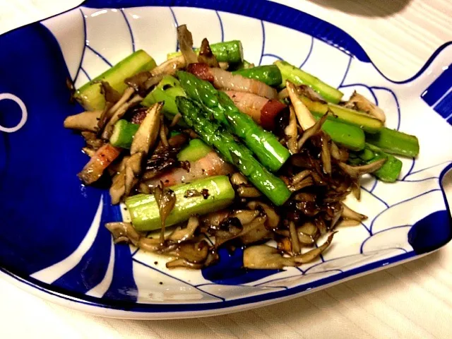 今日は、アスパラと舞茸・ベーコンの胡椒炒めで晩酌！kodamaのホエー豚のベーコン、美味しすぎる♡リピートしちゃう。|canadienneさん