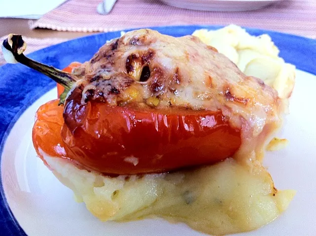 red pepper filled with minced meat and mash potato|Diepak Kisoensinghさん