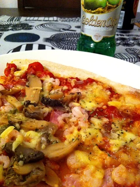 Snapdishの料理写真:the pizza that my man made and dry apple cider|keiko mashimaさん