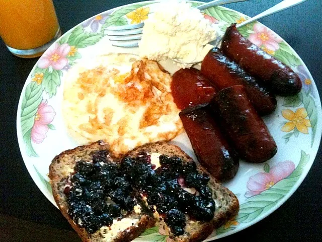 Second breakfast #chorizo #egg #blueberries #cheese #tomatosauce #bread|Annette Meltonさん