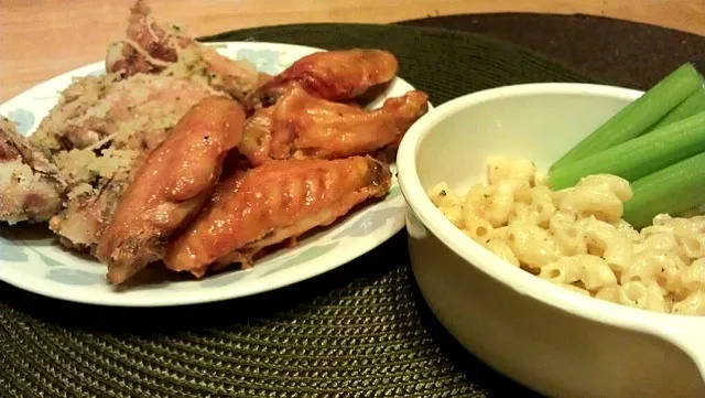 Homemade traditional and garlic parmesan wings.... and 3 cheese n ranch macaroni. Tummy wasn't lyin when it wanted wings!|Danielle Youngさん