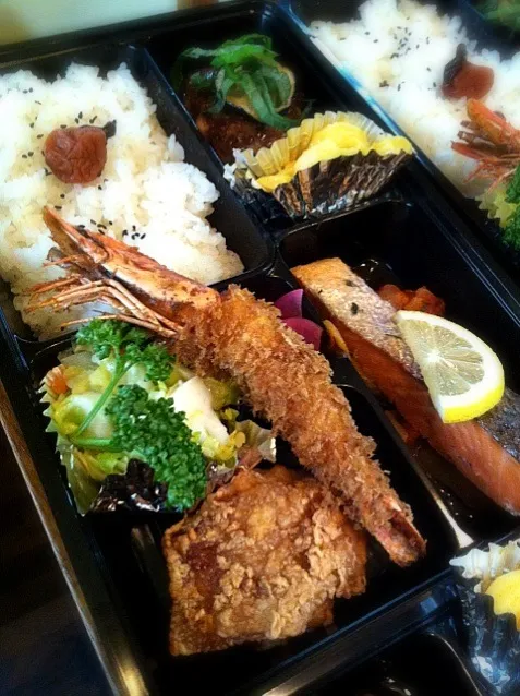 Snapdishの料理写真:今日の特注弁当（照り焼きハンバーグ、モチコチキン、エビフライ、ラタトゥイユ、ハーブ塩鮭、コールスロー、パスタサラダ）|koryoriyaさん