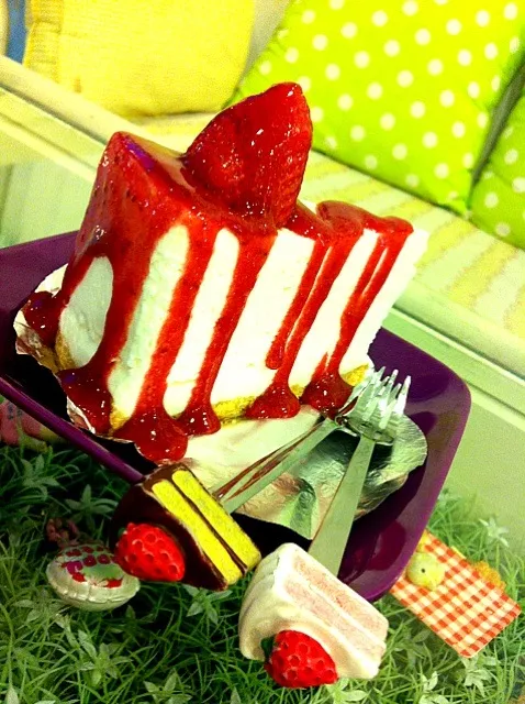 white cheese cake with strawberry sauce|abple padaさん