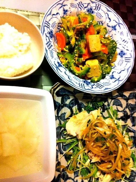 今日のご飯。茹で鶏野菜のせ、ゴーヤチャンプル、大根鶏スープ。|Alicaさん