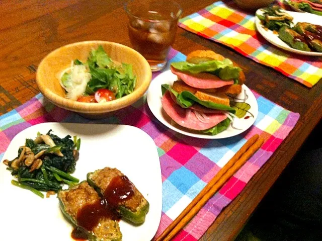 ピーマンの肉詰め、ほうれん草としめじのアンチョビペペロンチーノ風、ハーブ風味サンドウィッチ、サラダ|二宮みさきさん