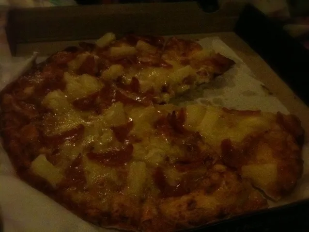 Snapdishの料理写真:Hawaiian Delight Pizza|Ron Cortadoさん