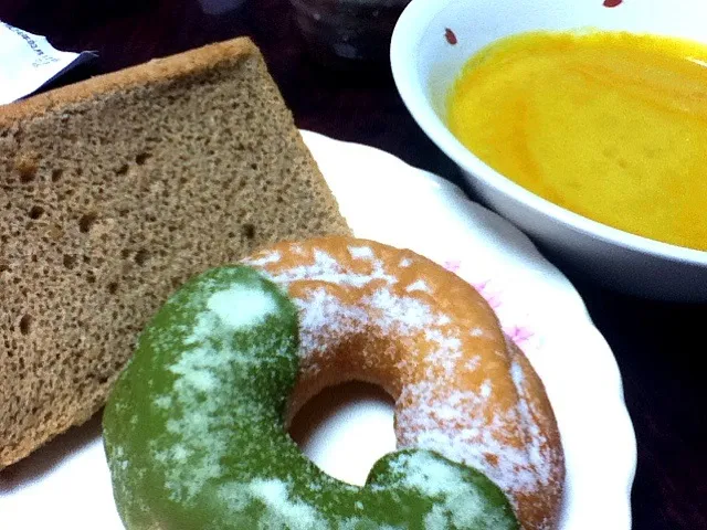 栄養的にはアレだがシフォンケーキとドーナツの朝食|yuimokeさん