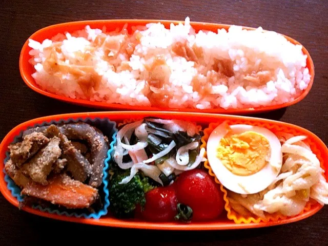 打合せ続きでランチが厳しそうなのでお夕飯の残りを詰めてお弁当。豚バラ蒟蒻根菜の炒め煮、新玉ねぎとワカメマリネ、玉ねぎのゴマ味噌蒸し。ご飯に梅干しを散らしてみたら見た目悪化（笑）雨の予報だからタクシー使ったらもう会社に到着！皆さん待ってますよ～|sakakuraさん