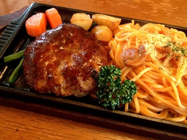 手こねハンバーグと生パスタのナポリタン|Mikaさん