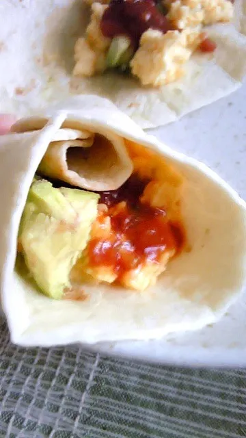 easy egg and avocado breakfast burrito|mieさん