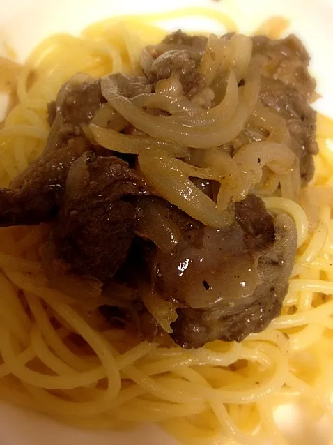 お兄ちゃん作の牛すじのワイン煮込みが余ってたので、パスタのソースに変えてみました|ななみさん