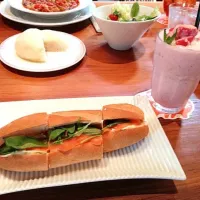 Snapdishの料理写真:サーモンとクリームチーズサンド|倉津瑞季さん