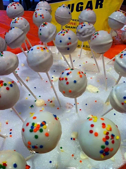 cake pops for the Goddard's School 10th anniversary|lee ann erlbaumさん