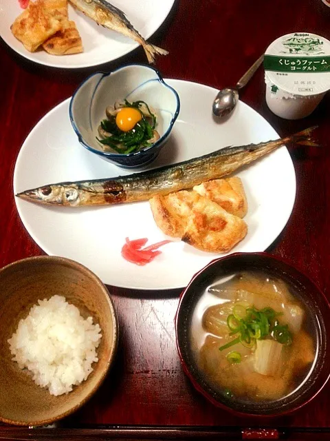 朝ごはん   サンマの丸干し  油揚げ明太チーズ焼き  にらとシメジのお浸し|かっぴーさん