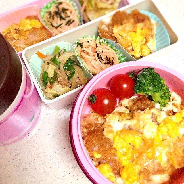 娘にはカツ丼＆スープポットにはパパ特製豚汁！パパママは残り物弁当|Ayaさん