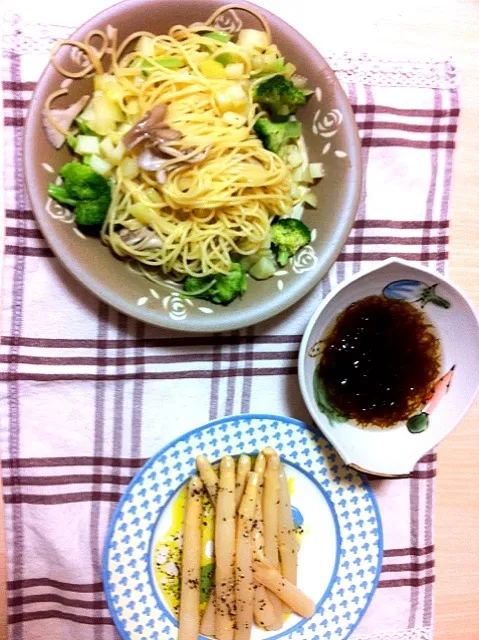 Snapdishの料理写真:舞茸ブロッコリーじゃがペペロン＆もずく＆ホワイトアスパラ オリーブ酢和え|ゆうさん