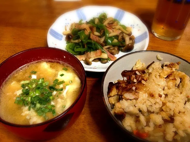 きのことベーコンとピーマンの炒め物・たまごと玉ねぎの味噌汁・松茸ご飯|優さん