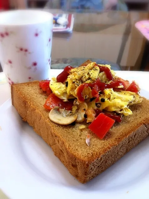 Breakfast-Tomato,egg,mushroom toast|PeonyYanさん