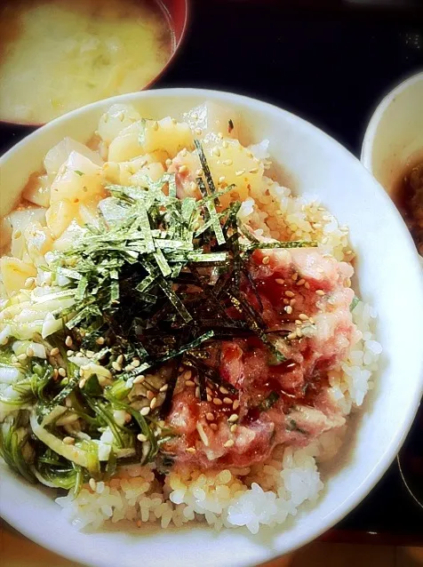 Snapdishの料理写真:日替り 海鮮山かけ丼 ご飯大盛り、納豆付|masaumeさん