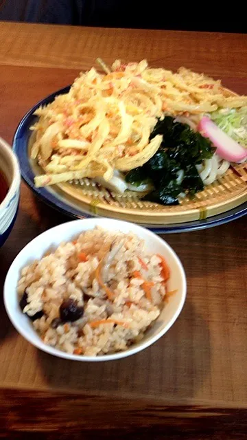 Snapdishの料理写真:かき揚げ冷やし付けうどん＆かやくご飯|あか牛さん