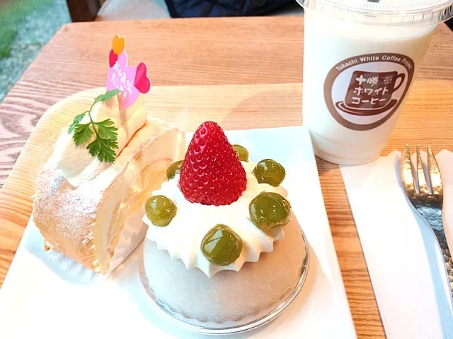 チーズのロールケーキ、イチゴ大福、ホワイトコーヒー|しんちゃん♪さん