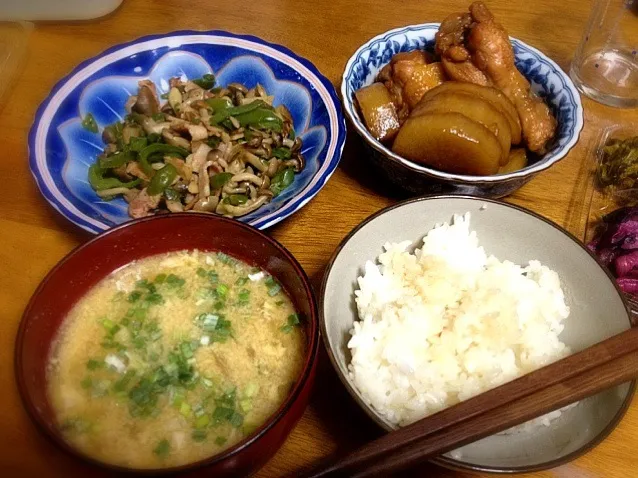 大根と若鶏手羽元の煮物・きのことベーコンとピーマンの炒め物・たまごと玉ねぎの味噌汁・ご飯・漬物|優さん