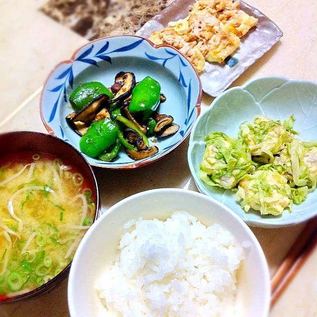 レタスと豆腐つくねの塩麹蒸し、焼き椎茸と焼きピーマンのおかか醤油和え、油揚げのツナマヨチーズ、味噌汁|wakanowさん