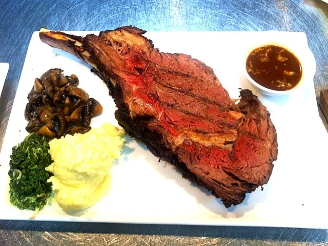 Snapdishの料理写真:Prime rib bone-in with sauteed mushrooms, cream spinach and charlotte mash served with burgundy reduction with horseradish|Rhythmiqueさん