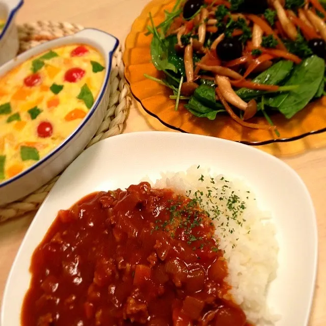 昨日の夕ごはん☆トマトキーマカレー、ほうれん草サラダ、フリッタータ|ニコさん