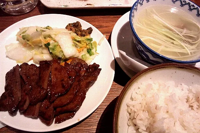 Snapdishの料理写真:牛タン炭火焼き定食|カトレアさん