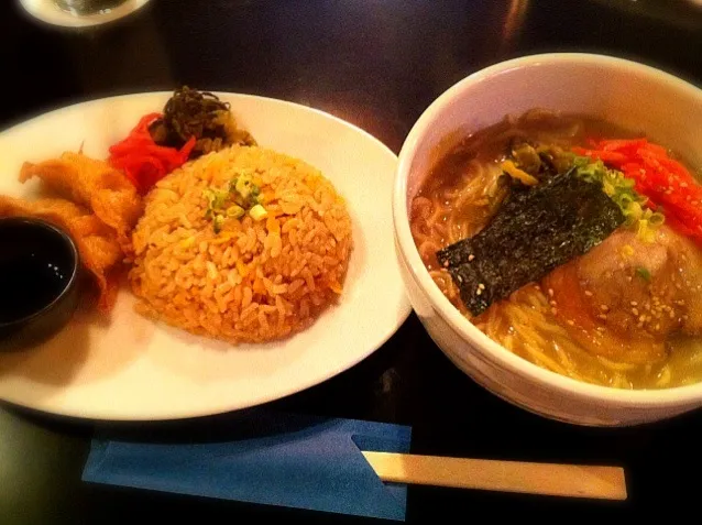 豚骨ラーメンと半チャーハンと揚げ餃子のセット|SEVENさん