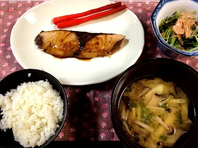 Snapdishの料理写真:ブリの照り焼き 水菜のおひたし 細筍と茸の味噌汁|あゆみさん