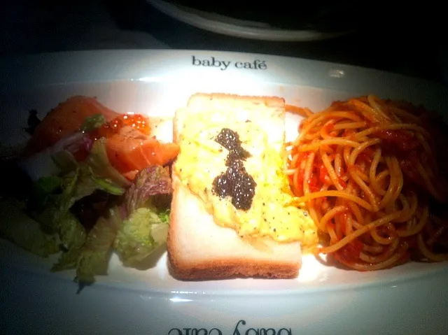 Snapdishの料理写真:baby tasting platter (japanese scrambled egg with truffle, seared salmon fillet tartare, spaghetti with tomato herb sauce|skyblueさん