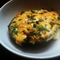 baked avocado with egg, herba and cheese|scottさん