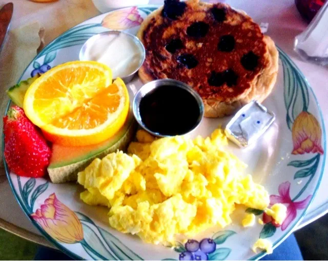 Blueberry pancakes and scrambled eggs with fruit|sooprcoolchicaさん