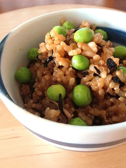 いただいたグリンピースたっぷりのせたひじきえのきご飯|りえさん