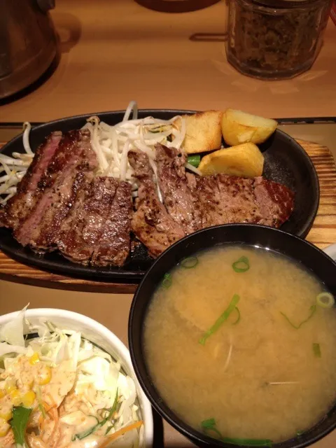 ビーフステーキ定食、貝汁アップグレード|Hajime Sakaiさん