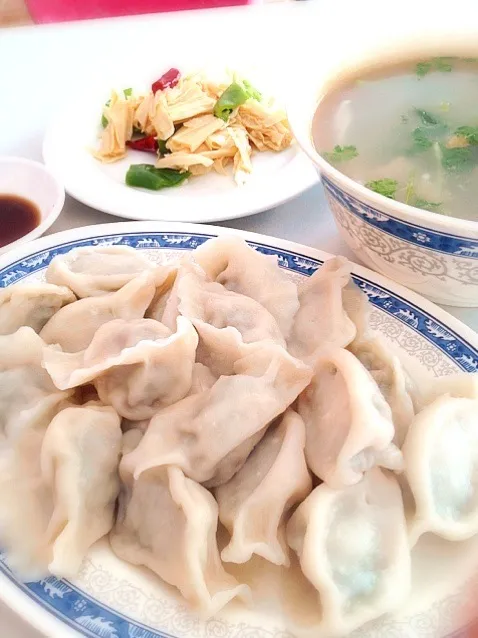 Snapdishの料理写真:水餃子+湯葉のニンニク白醤油和え+豚モツのスープ|FU-TEN 古原貴大さん