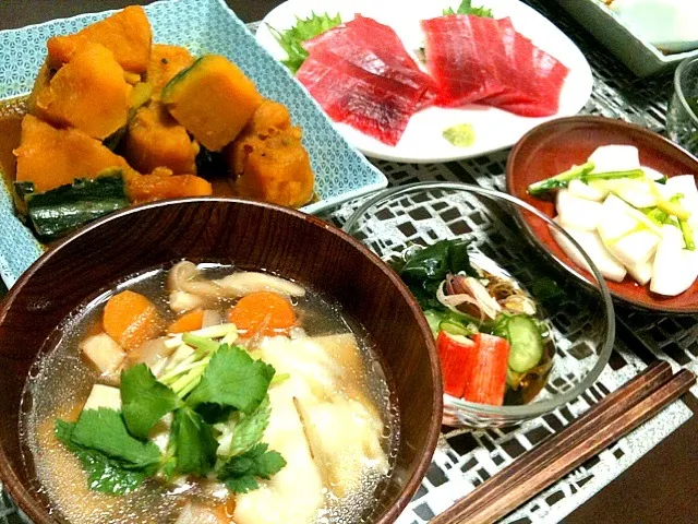 Snapdishの料理写真:お家居酒屋  刺身、南瓜の煮物、キュウリの酢の物、ひっつみ（すいとん）|shukoさん