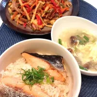 昆布の戻し汁で炊き込んだ鮭ご飯と青椒肉絲