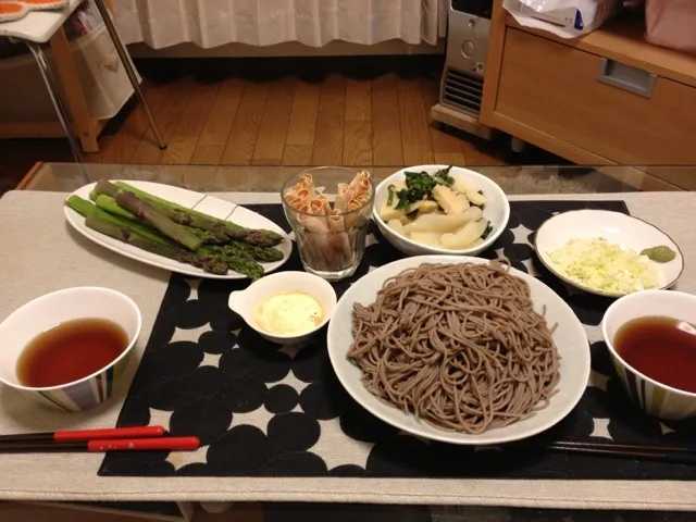 そば（薬味は葱としょうが）、筍とこんにゃくの煮物、アスパラ、餃子の皮で作ったハム巻スティック|ひかりさん