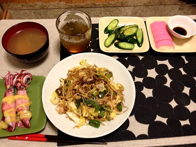 焼きそば、ホタルイカの酢味噌掛け、玉ねぎの味噌汁、胡瓜キムチ掛け、かまぼこのワサビ挟み|ひかりさん