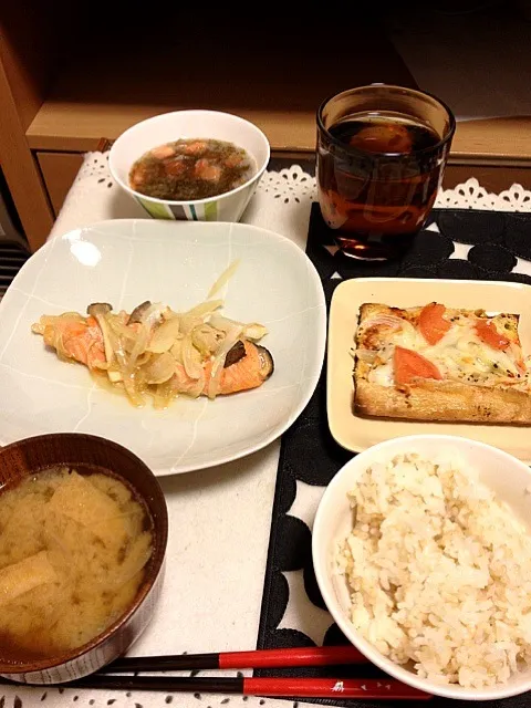 鮭の蒸し焼き、油揚げピザ、お味噌汁、もずく酢とトマト、十五雑穀ご飯|ひかりさん