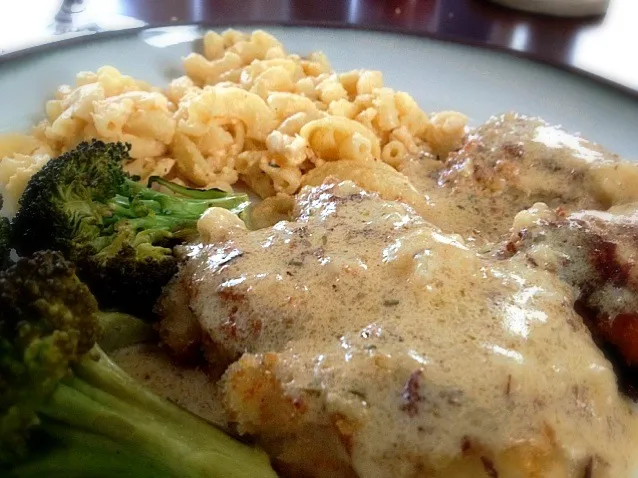 Butter cream chicken, truffle mac'n'cheese, & broccoli|Liane Lattoさん